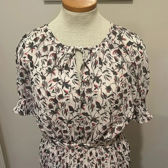 NWOT!! Club Monaco - Floral Smocked Cuff Pleated Dress - Size 2 - Picture 4 of 12